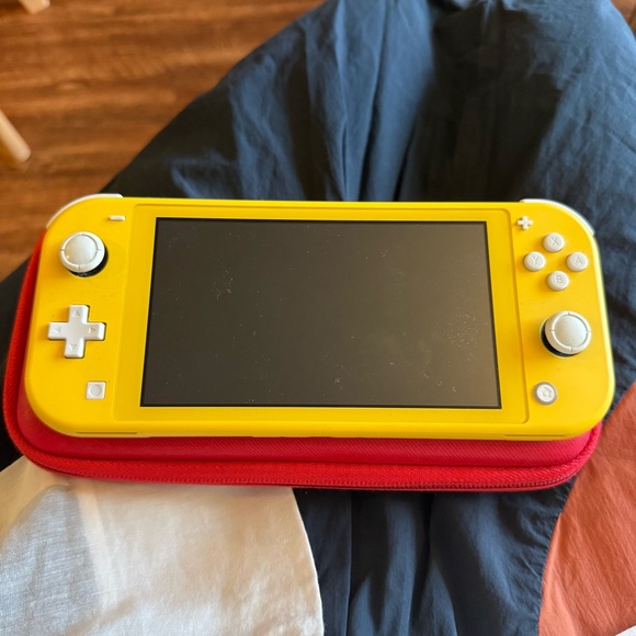 Nintendo Switch Lite Yellow with case - Picture 2 of 6